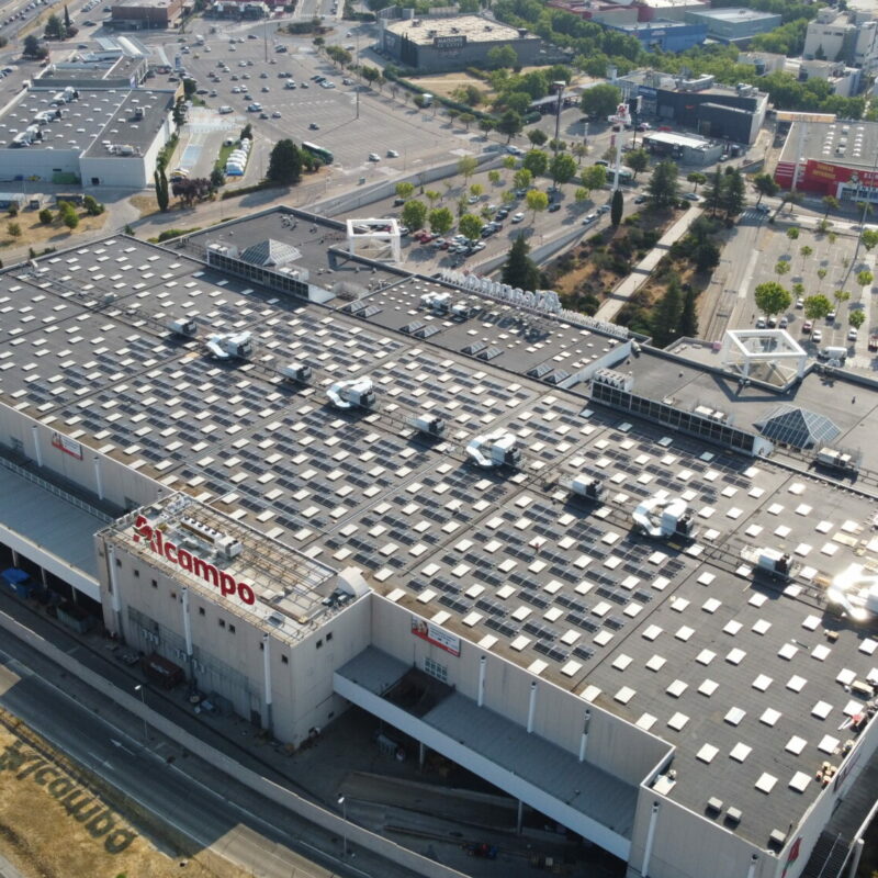 Vista aérea de los paneles solares de la planta fotovoltaica de autoconsumo instalada por Helexia en la cubierta de Alcampo Alcorcón.