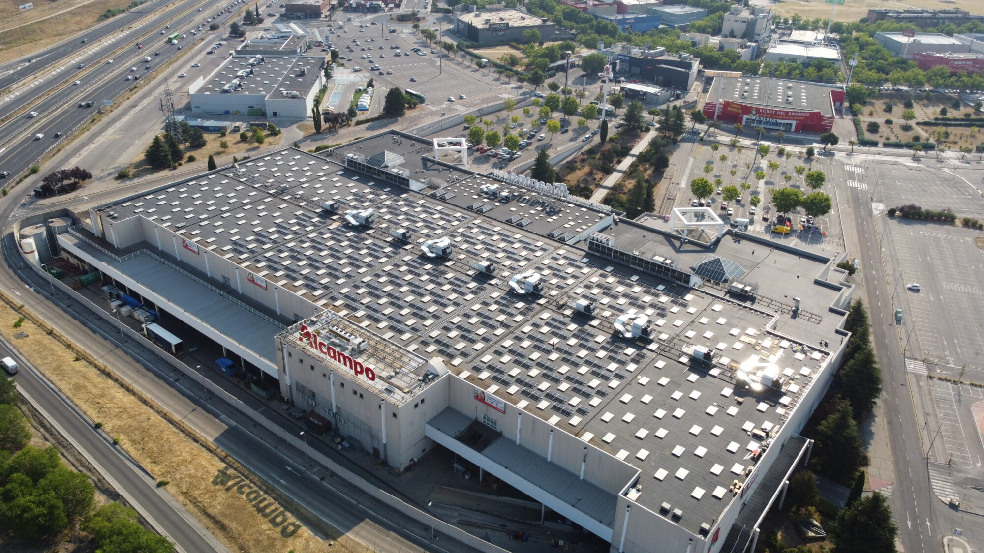 Vista aérea de los paneles solares de la planta fotovoltaica de autoconsumo instalada por Helexia en la cubierta de Alcampo Alcorcón.