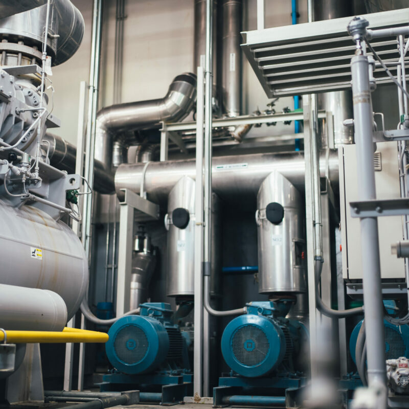 Instalaciones de climatización y motores eléctricos en una planta industrial para optimizar el riesgo energético en empresas.