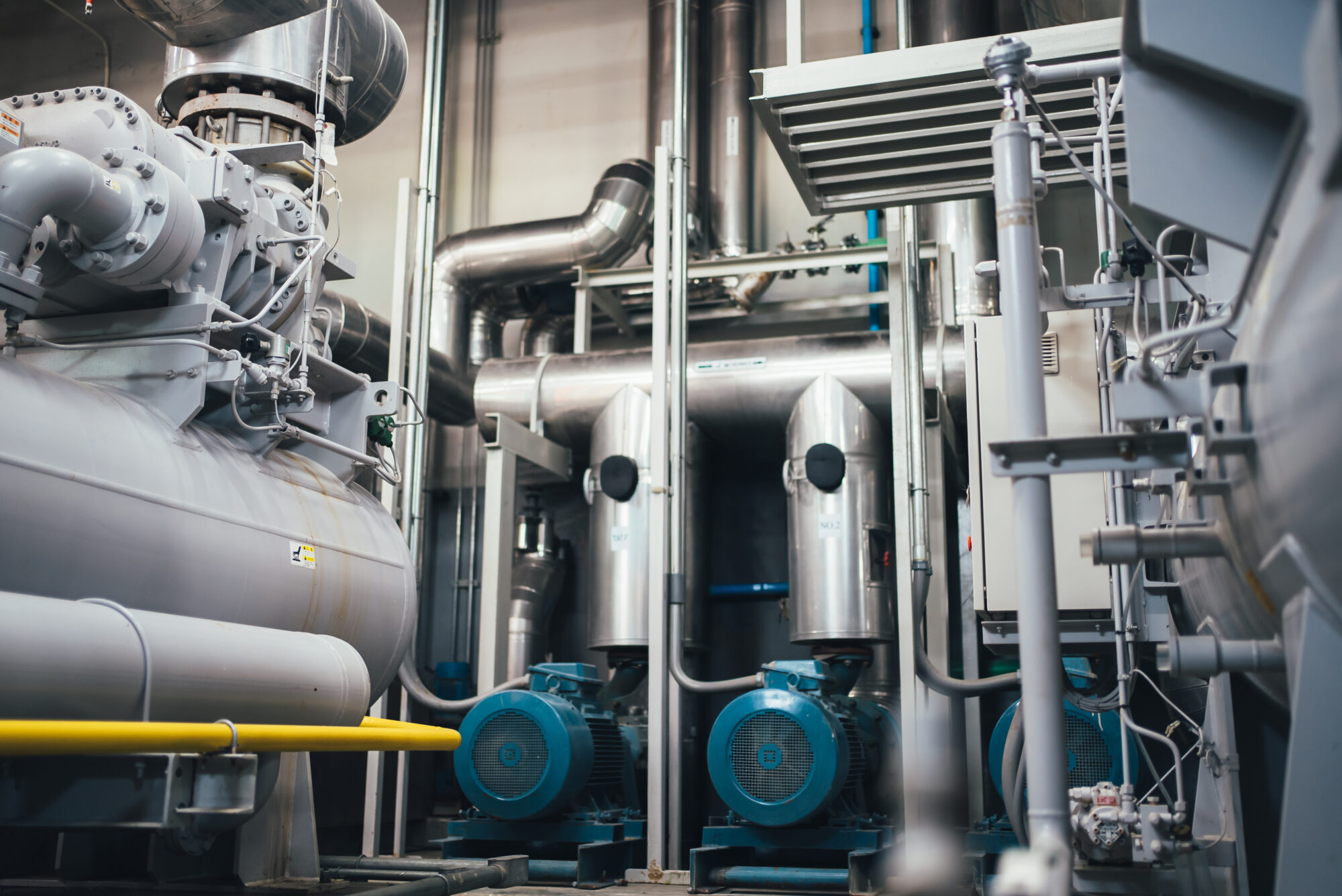 Instalaciones de climatización y motores eléctricos en una planta industrial para optimizar el riesgo energético en empresas.