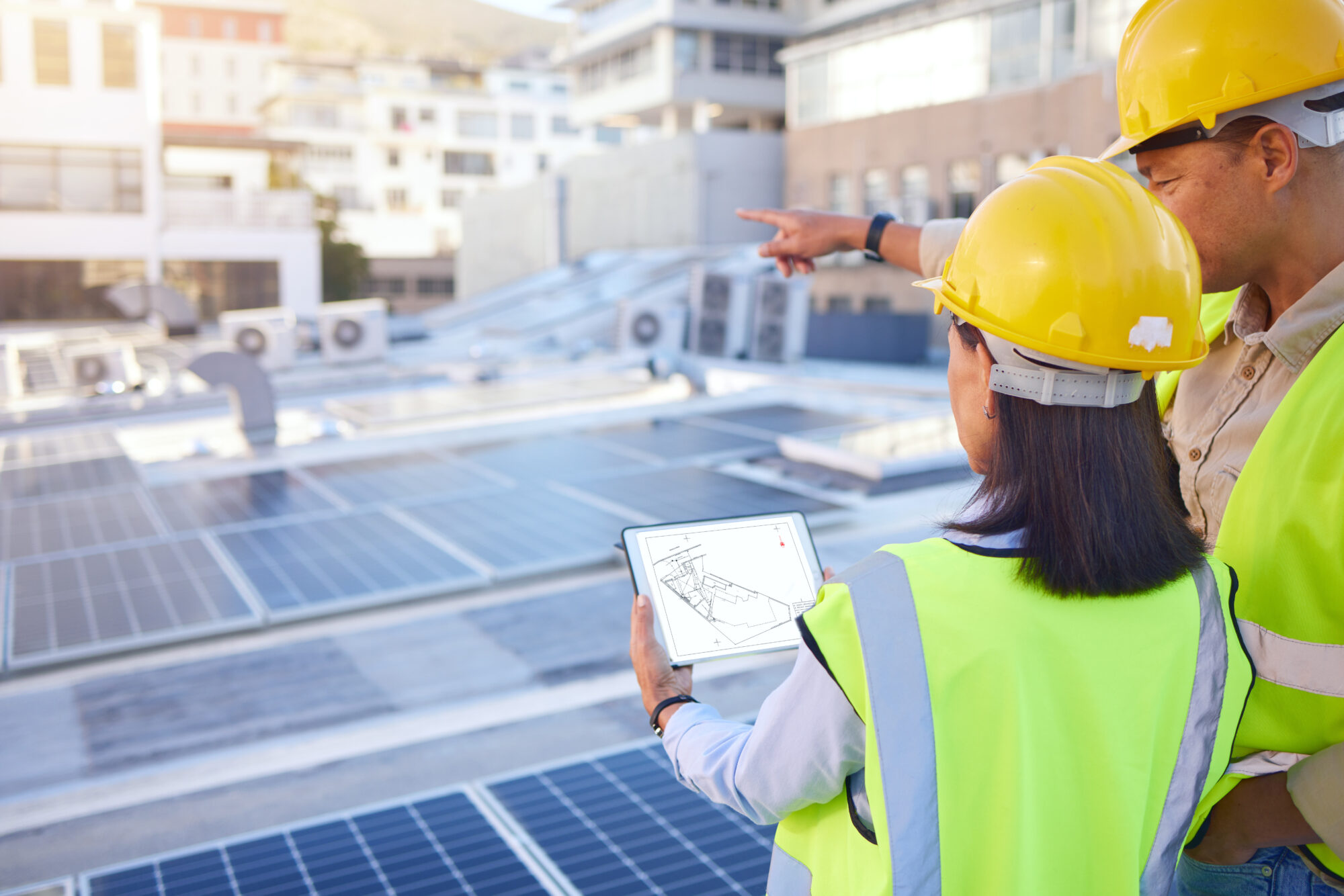 Técnicos de Helexia analizando una instalación de autoconsumo solar en una empresa durante la Era de la Electricidad.