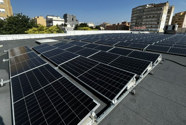 Planta fotovoltaica de autoconsumo de Helexia en la cubierta de Alcampo Tudela, Navarra.