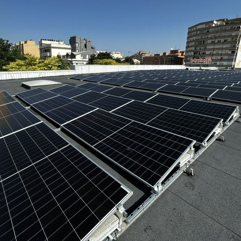Planta fotovoltaica de autoconsumo de Helexia en la cubierta de Alcampo Tudela, Navarra.