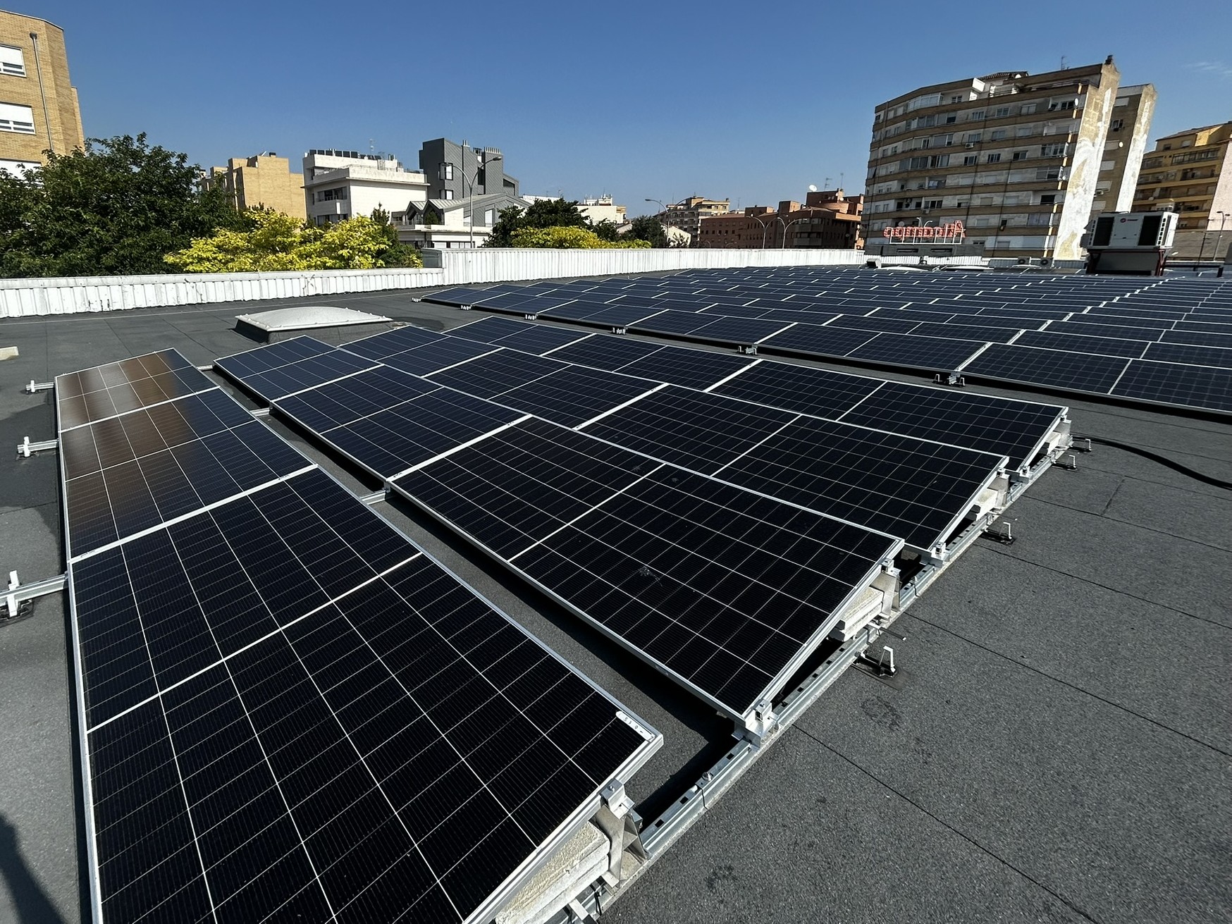 Planta fotovoltaica de autoconsumo de Helexia en la cubierta de Alcampo Tudela, Navarra.