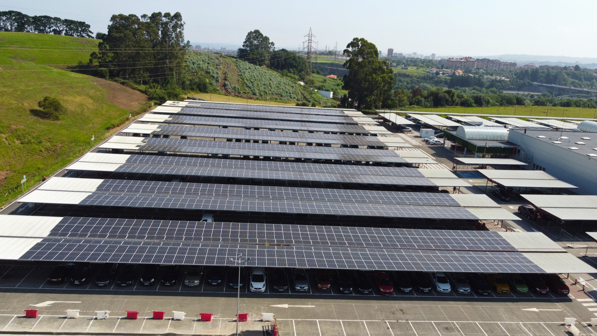 Marquesinas con paneles solares de la planta fotovoltaica de autoconsumo de Alcampo Gijón.