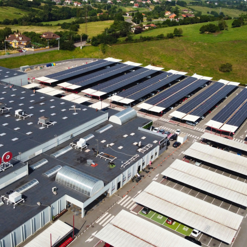 Marquesinas con paneles solares de la planta fotovoltaica de autoconsumo de Alcampo Gijón.