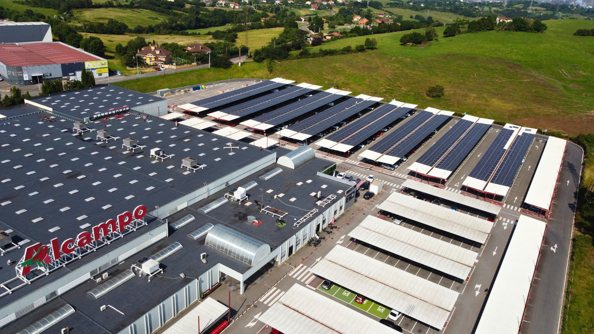 Marquesinas con paneles solares de la planta fotovoltaica de autoconsumo de Alcampo Gijón.